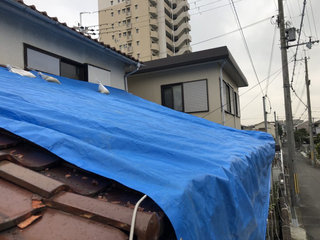 ブルーシートを使った応急処置