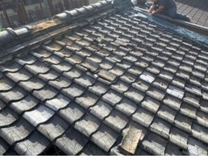 瓦屋根に設置中の瓦飛散防止ネット